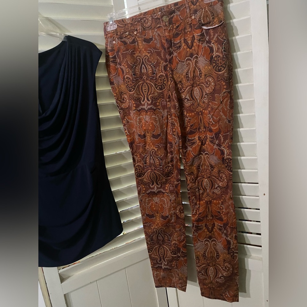 Two piece outfit including Chicos leggings and The Limited top - Picture 3 of 3